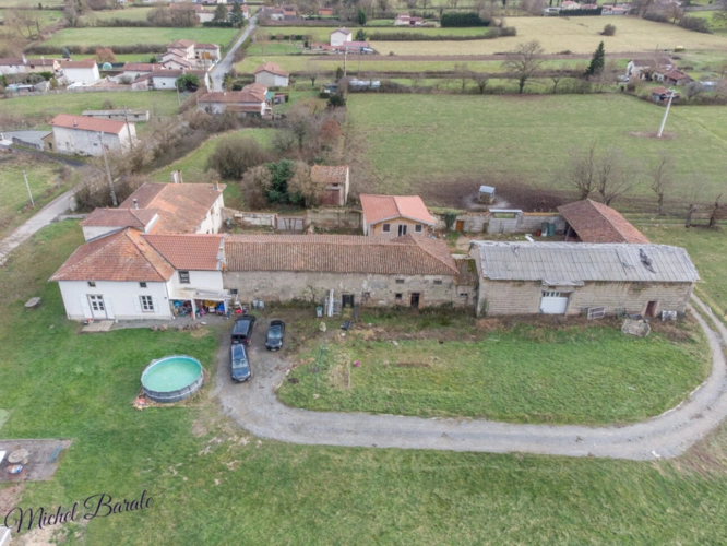 Photos 2 - Tourist - Grande Ferme de 250m2 habitables avec 700m2 de dépendances sur un terrain de 7500m2 proche de Feurs