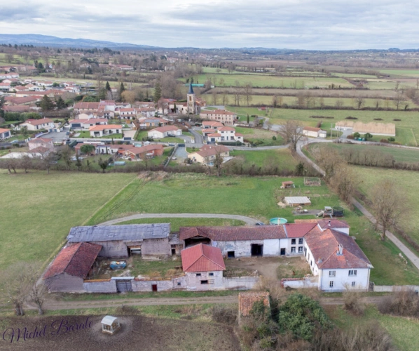 Photos 18 - Tourist - Grande Ferme de 250m2 habitables avec 700m2 de dépendances sur un terrain de 7500m2 proche de Feurs
