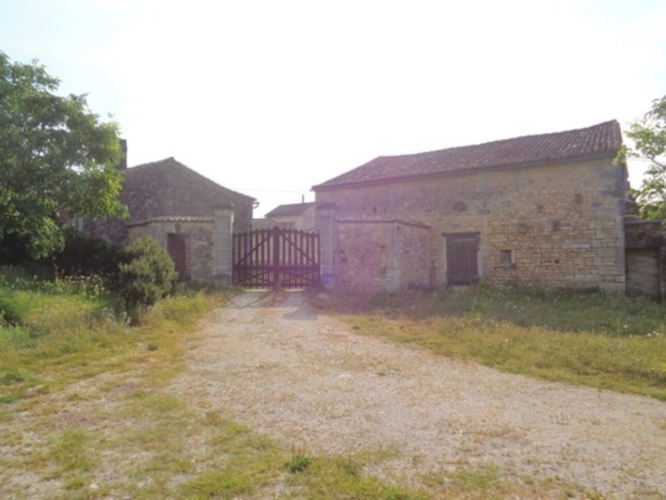 Photos 4 - Touristique - 15 mn Angoulême Gare, ancien Corps de Ferme à réhabiliter au sud le l'agglomération