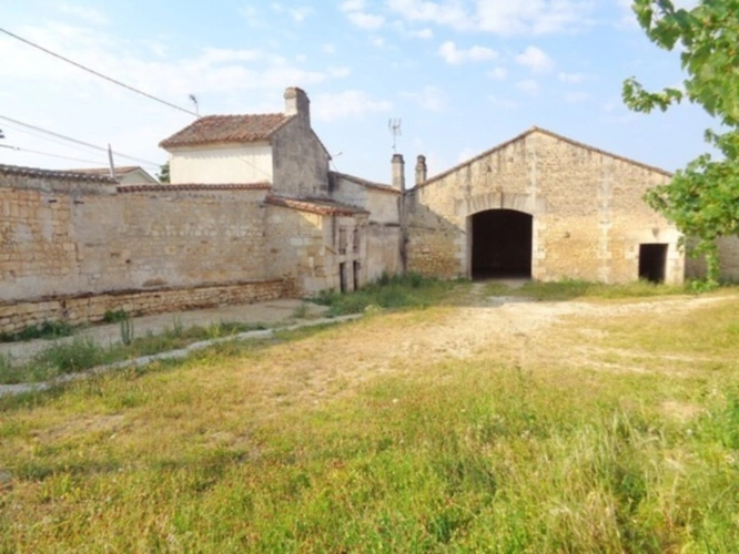 Photos 9 - Touristique - 15 mn Angoulême Gare, ancien Corps de Ferme à réhabiliter au sud le l'agglomération