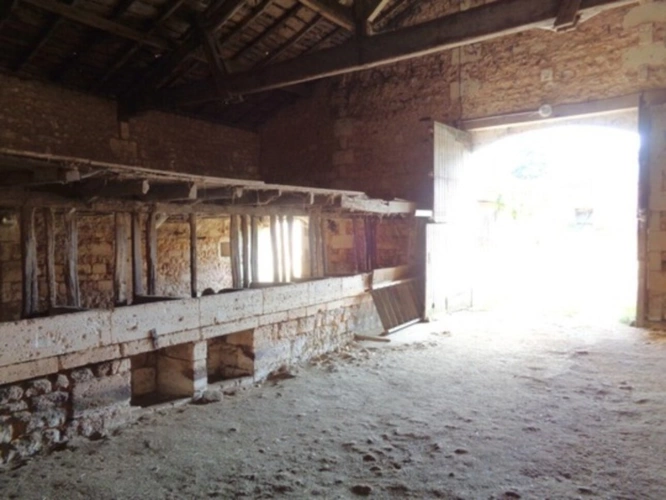 Photos 12 - Touristique - 15 mn Angoulême Gare, ancien Corps de Ferme à réhabiliter au sud le l'agglomération