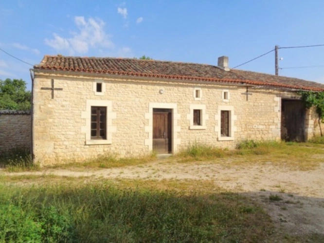 Photos 13 - Touristique - 15 mn Angoulême Gare, ancien Corps de Ferme à réhabiliter au sud le l'agglomération