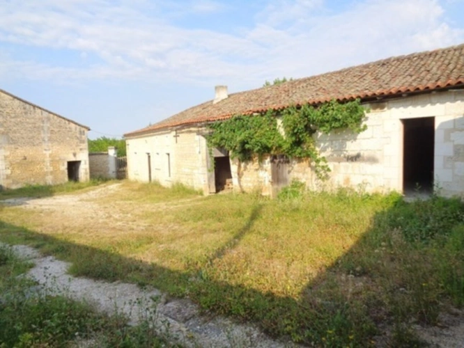 Photos 17 - Touristique - 15 mn Angoulême Gare, ancien Corps de Ferme à réhabiliter au sud le l'agglomération