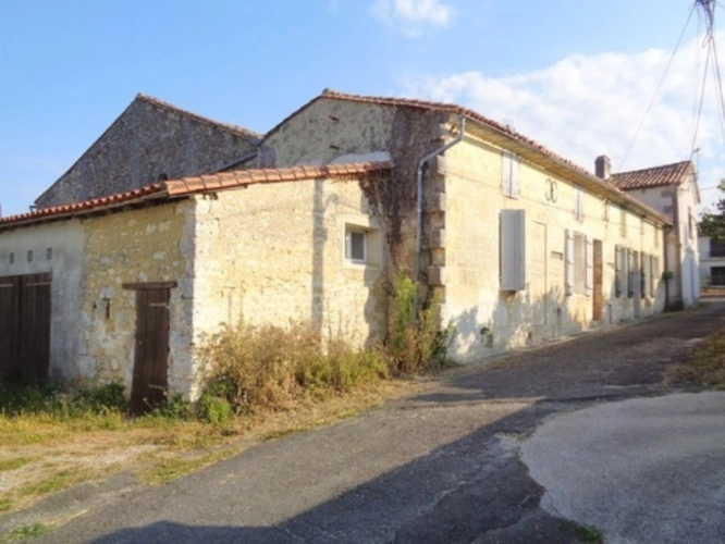 Photos 18 - Touristique - 15 mn Angoulême Gare, ancien Corps de Ferme à réhabiliter au sud le l'agglomération