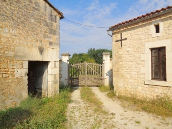 Photos 20 - Touristique - 15 mn Angoulême Gare, ancien Corps de Ferme à réhabiliter au sud le l'agglomération