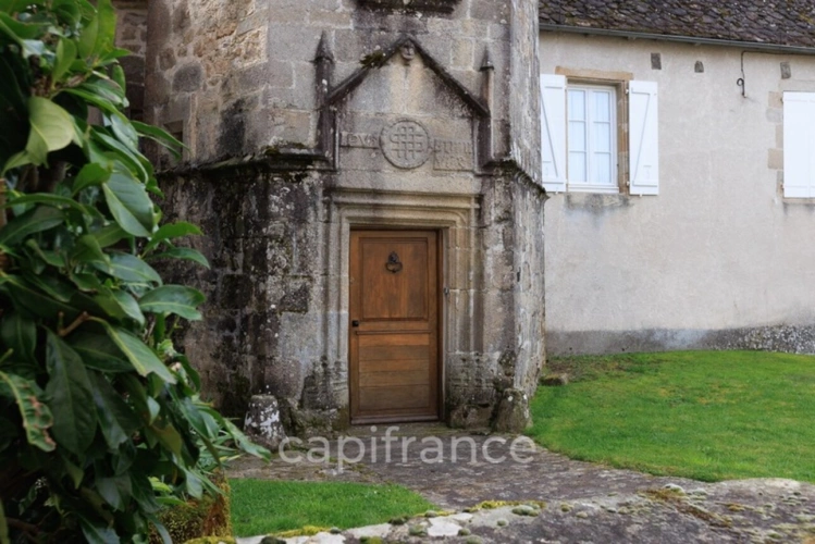 Photos 3 - Prestige - Propriété comprenant un château du 16eme siècle, une maison avec 3 chambres, un studio