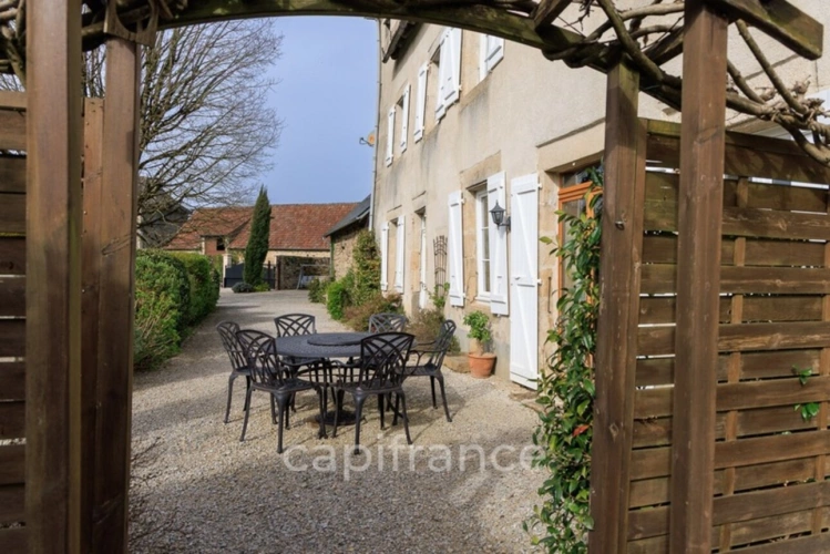 Photos 39 - Prestige - Propriété comprenant un château du 16eme siècle, une maison avec 3 chambres, un studio