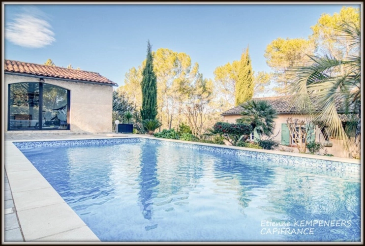Photos 8 - Touristique - LORGUES, propriété au calme de 188 m² comprenant 2 logements sur un terrain arboré et clos de 5 000 m² avec piscine