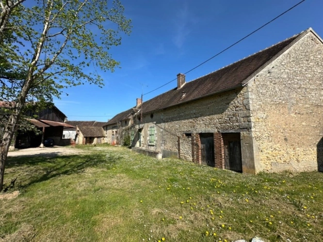 Photos 3 - Touristique - Ferrières proche à 3 mn - Corps de ferme de 5 bâtiments potentiel de 250 m2 environ sur Terrain de 2785 M2