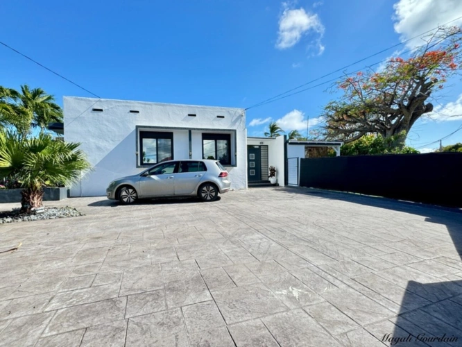 Photos 15 - Prestige - EN EXCLUSIVITE - A VENDRE - PROPRIETE D'EXCEPTION AVEC VUE MER ET POTENTIEL LOCATIF REMARQUABLE - SAINTE ANNE