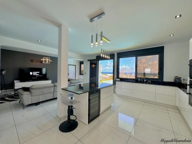 Photos 20 - Prestige - EN EXCLUSIVITE - A VENDRE - PROPRIETE D'EXCEPTION AVEC VUE MER ET POTENTIEL LOCATIF REMARQUABLE - SAINTE ANNE