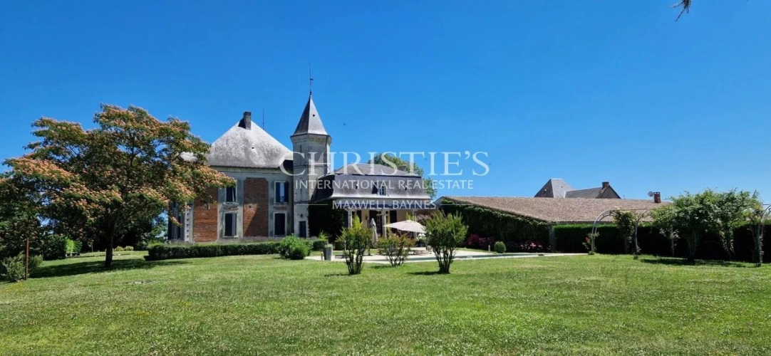 Photos 3 - Équestre - A vendre à Sainte Foy la Grande, magnifique propriété viticole et équestre, 80 ha de vignes et 35ha de bois