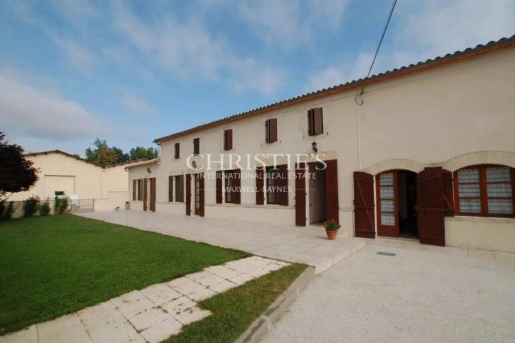 Photos 1 - Viticole - Propriété en excellent état, chai performant et vignoble très bien tenu