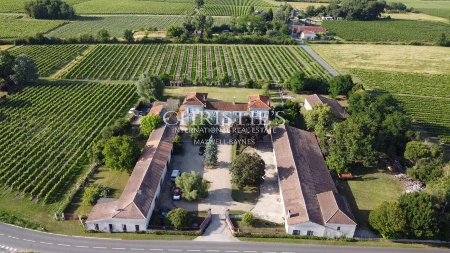 Photos 1 - Prestige - A vendre - propriété viticole de 11 ha - Belle chartreuse à rénover