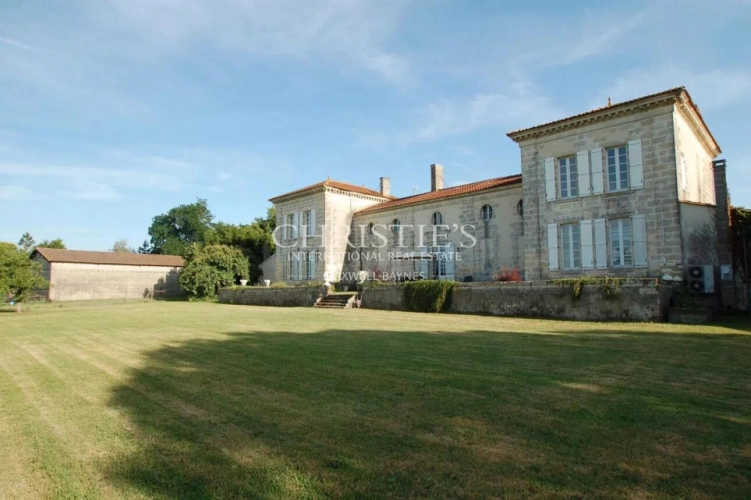 Photos 2 - Prestige - A vendre - propriété viticole de 11 ha - Belle chartreuse à rénover