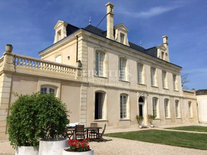Photos 1 - Viticole - Beau Château à vendre avec 1 ha en AOC Médoc