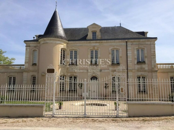 Photos 4 - Viticole - Beau Château à vendre avec 1 ha en AOC Médoc