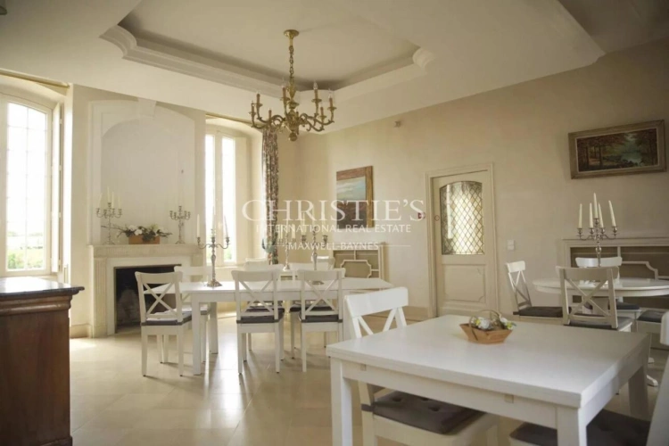 Photos 7 - Viticole - Beau Château à vendre avec 1 ha en AOC Médoc