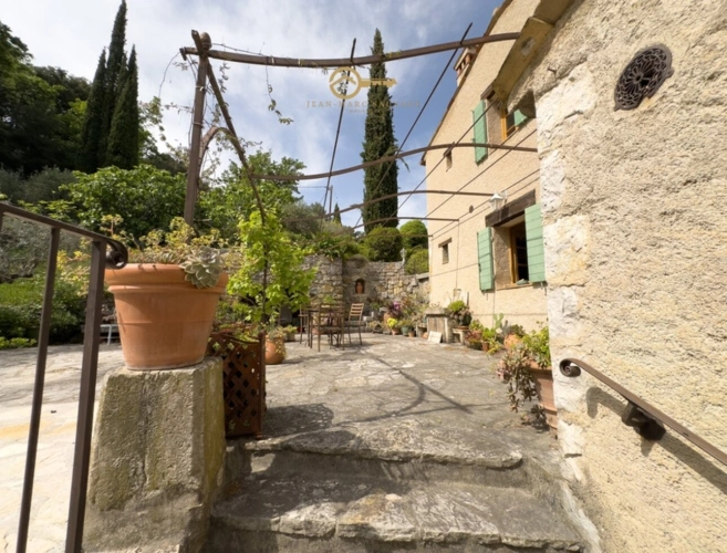 Photos 2 - Touristique - Propriété de charme avec vue – 2,3 hectares de terrain – Appartement indépendant – Fayence