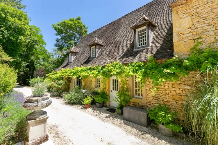 Photos 4 - Prestige - Authentique chartreuse du XVIII ème siècle avec ses 3 gîtes, sa piscine sur 10 ha environ