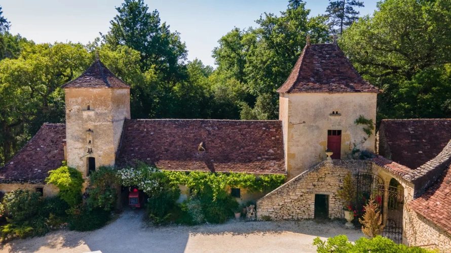 Photos 7 - Prestige - Authentique chartreuse du XVIII ème siècle avec ses 3 gîtes, sa piscine sur 10 ha environ