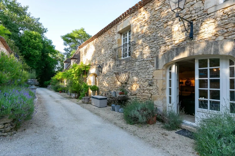 Photos 8 - Prestige - Authentique chartreuse du XVIII ème siècle avec ses 3 gîtes, sa piscine sur 10 ha environ