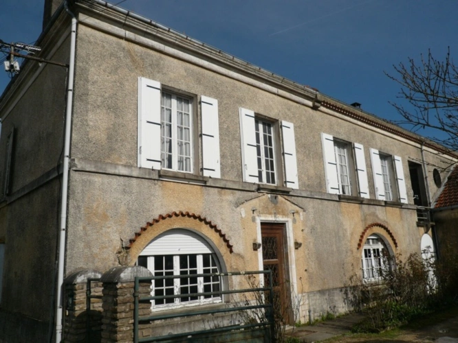 Photos 3 - Touristique -  BURIE (17) A Vendre CORPS de FERME et Ses Nombreuses Dépendances 