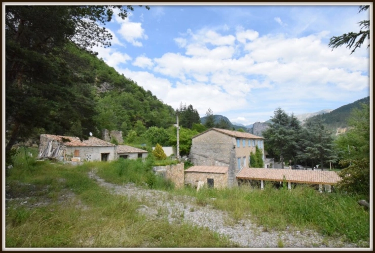 Photos 11 - Touristique - Castellane Gorges Du Verdon  2 hangars, hôtel, restaurant, deux villas 5 ha de flan de colline visite Visite 3 et 4 juillet 7 et 8 aout