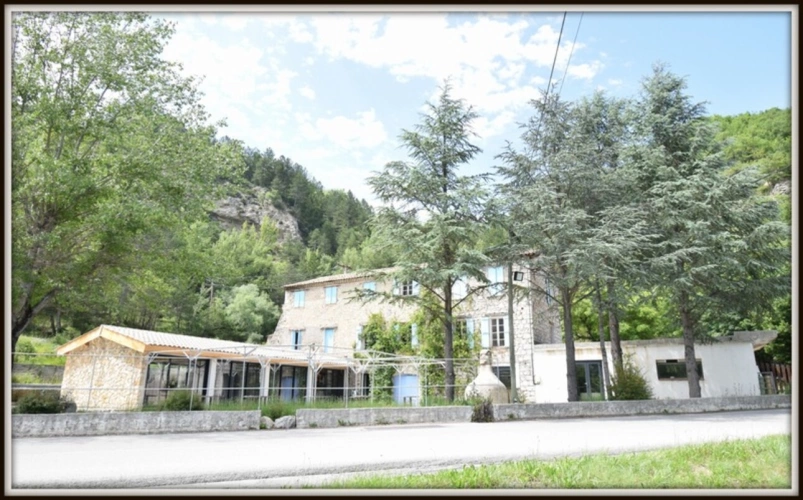 Photos 13 - Touristique - Castellane Gorges Du Verdon  2 hangars, hôtel, restaurant, deux villas 5 ha de flan de colline visite Visite 3 et 4 juillet 7 et 8 aout