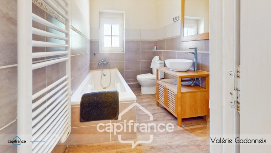 Photos 12 - Prestige - Gensac-La-Pallue, à vendre, Maison de Maître, en pierre, 6 chambres, piscine, grange de 118 m2, le tout sur une parcelle cadastrée de 1314 m2
