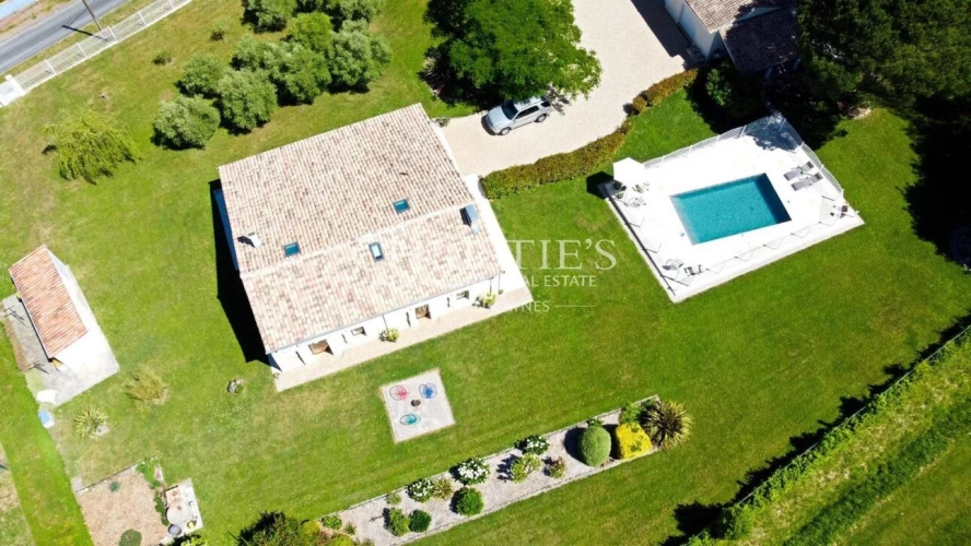 Photos 2 - Prestige - Charmante maison en moellon de 200 m² avec double garage, cuisine d’été avec avancée de toit et un grand parc clôturé de 5000 m²