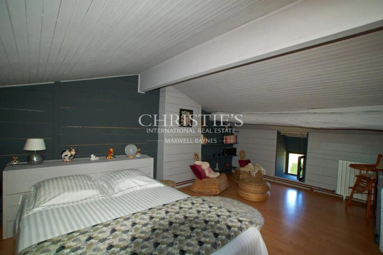 Photos 13 - Prestige - Charmante maison en moellon de 200 m² avec double garage, cuisine d’été avec avancée de toit et un grand parc clôturé de 5000 m²