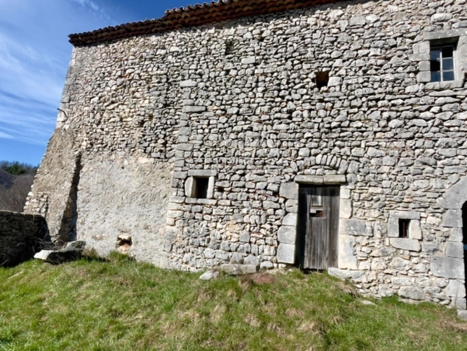 Photos 5 - Prestige - À VENDRE – Château à rénover sur domaine de 100 hectares