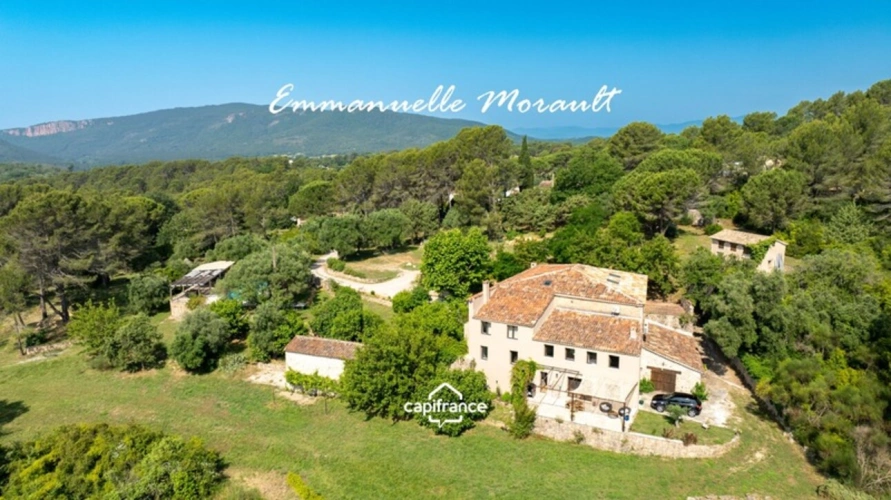 Photos 27 - Prestige - Grande Bastide Provençale - 10 pièces - terrain de 1.4 ha avec piscine, pool house et dépendances - BAGNOLS EN FORET (83)
