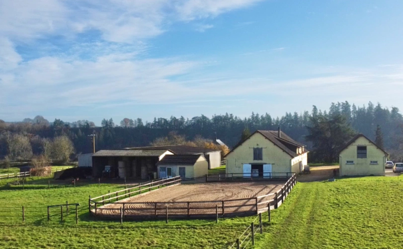 Photos 1 - Équestre - Écurie de 8,3 hectares clé en main