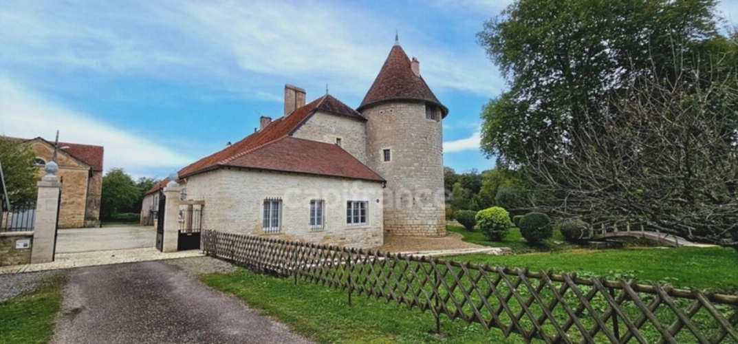 Photos 3 - Prestige - Proche de DOLE (39) Château fort Médiéval Rénové avec Parc, Etang, Piscine et Dépendances - Franche-Comté