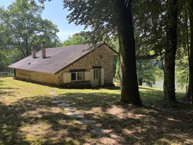 Photos 38 - Forestière - Un étang de plus de 2 hectares, une maison simple et vraie, au cœur de 10 hectares de nature préservée SAINT LEONARD DE NOBLAT (87)