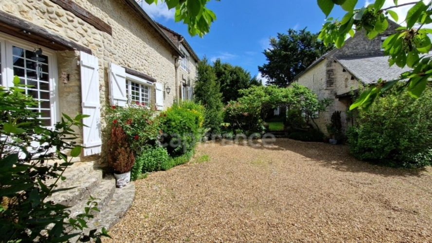 Photos 1 - Touristique - Dpt Essonne (91), à vendre proche de Méréville propriété 8 pièces avec maisonnette, jardin clos, cave et garage