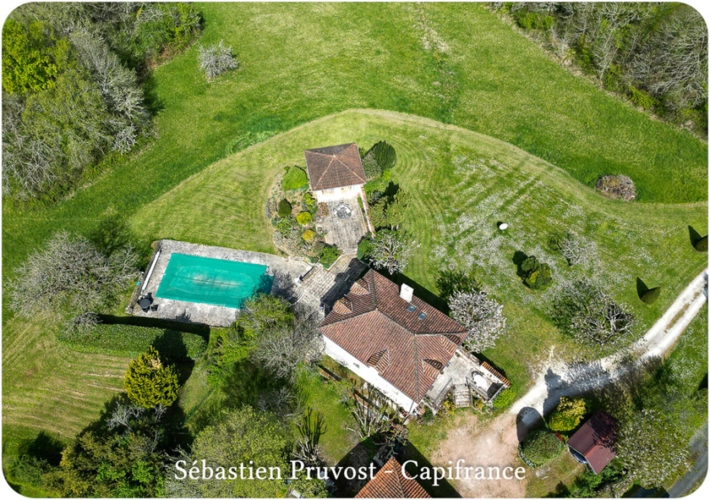 Photos 11 - Prestige - Propriete à vendre 5 pièces proche de BRANTOME (24), 180m2 hab., 4 chambres, gîte 30m2, piscine 12x6, grange, 25000m2 terrain