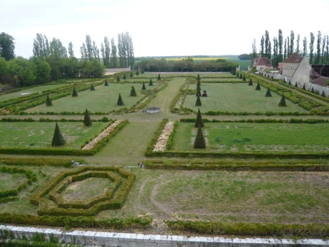 Photos 7 - Prestige - Magnifique château renaissance 43 pièces, nombreuses et remarquables dépendances, 24 hectares de bois et parc d'agrément