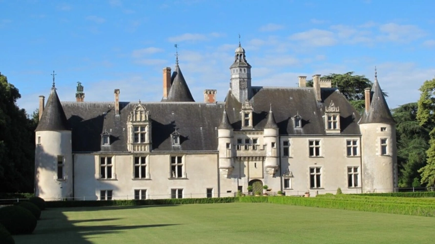 Photos 1 - Prestige - Magnifique château renaissance 43 pièces, nombreuses et remarquables dépendances, 24 hectares de bois et parc d'agrément