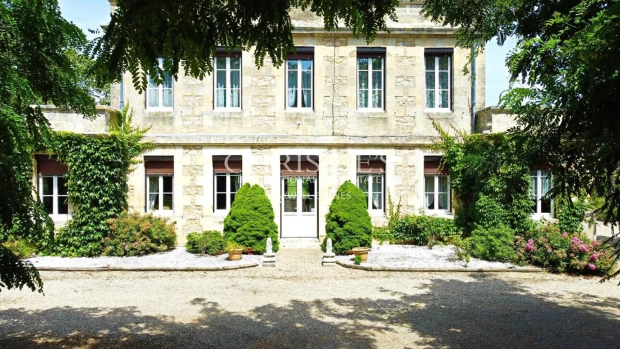 Photos 1 - Prestige - Propriété de charme composée d'une maison de maitre, d'un ancien chai, d'une seconde maison et d'un petit vignoble en fermage