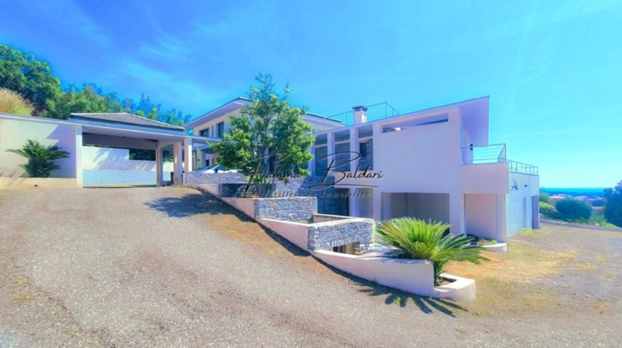 Photos 6 - Prestige - À vendre Propriété - Villa d'architecte 225m², Terrain 4 116m² à vendre, Vue mer, Folelli, Penta di Casinca, Haute-Corse (20)