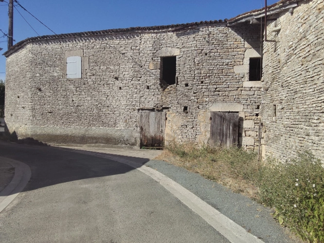 Photos 2 - Touristique - Maison à vendre à rénover entièrement SAINT HILAIRE DE VILLEFRANCHE (17)