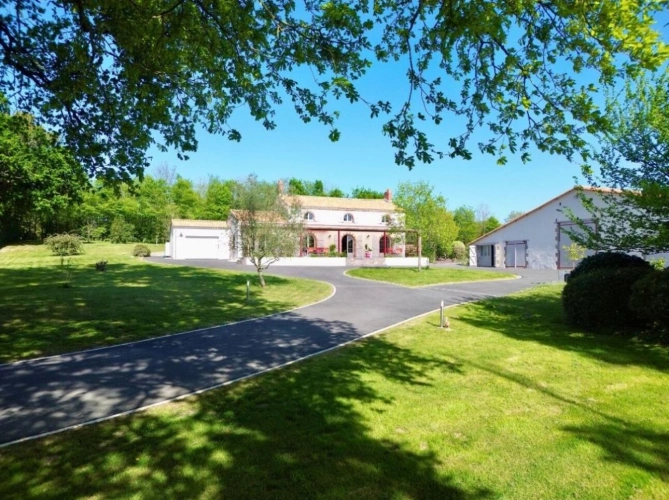 Photos 1 - Équestre - La Roche sur Yon (85)  - Longère - Grange - 16.5 Hectares