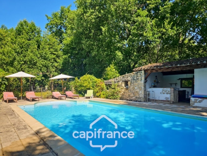 Photos 2 - Touristique - Domaine de charme, 4 hectares, 470 m² habitable, 20 couchages, roulotte, piscine, parc avec arbres centenaires