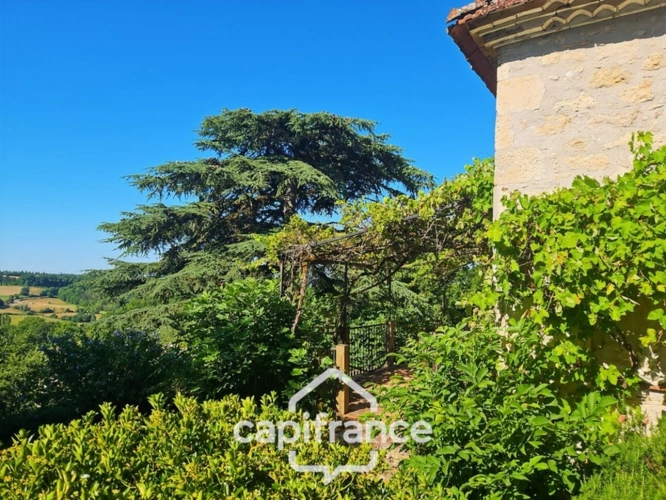 Photos 4 - Touristique - Domaine de charme, 4 hectares, 470 m² habitable, 20 couchages, roulotte, piscine, parc avec arbres centenaires
