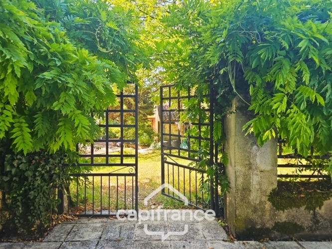 Photos 15 - Touristique - Domaine de charme, 4 hectares, 470 m² habitable, 20 couchages, roulotte, piscine, parc avec arbres centenaires