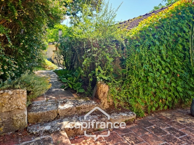 Photos 20 - Touristique - Domaine de charme, 4 hectares, 470 m² habitable, 20 couchages, roulotte, piscine, parc avec arbres centenaires