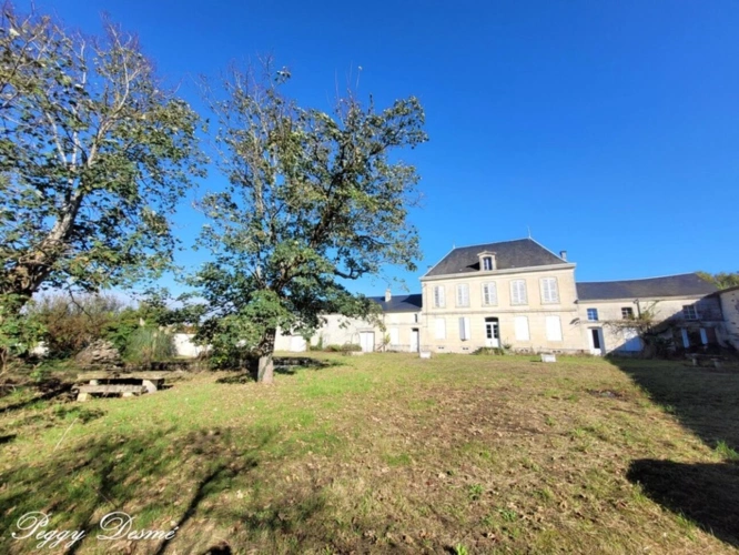 Photos 2 - Prestige - Propriété à vendre 14 pièces SAINT JEAN D'ANGELY (17) - Ancien domaine viticole, Bâti de 940 m2, Maison de maître, Dépendances